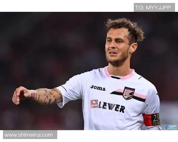 线描艺术勾勒绿茵巨星风采展现足球激情与人物魅力