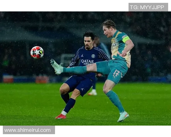 精彩瞬间：球星足球赛场炫目图片展现技艺与激情