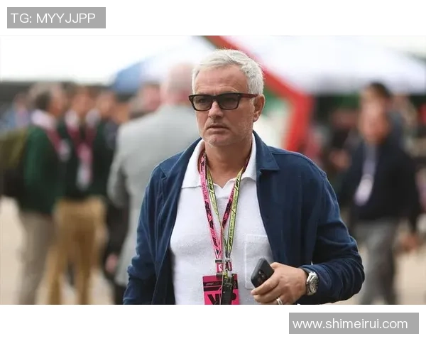 足球球星戴护膝展现坚韧意志彰显拼搏精神激励无数球迷