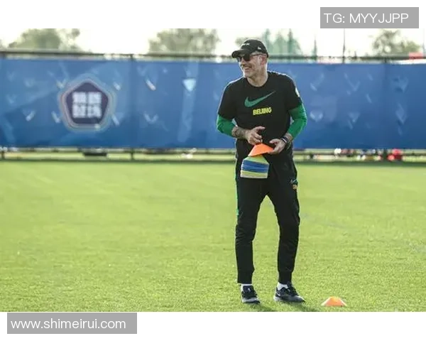 足球球星酷炫登场 佩戴墨镜展现个性与魅力